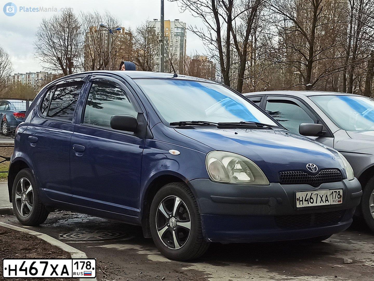 Фото автомобиля TOYOTA YARIS, 2000 — госномер Н467ХА178. Цвет: ТЕМНО-СИНИЙ