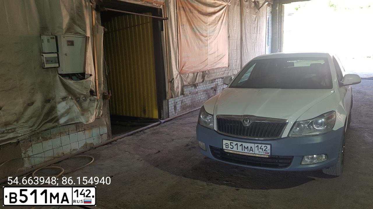Фото автомобиля SKODA OCTAVIA, 2012 — госномер Е926МВ154. Цвет: Белый