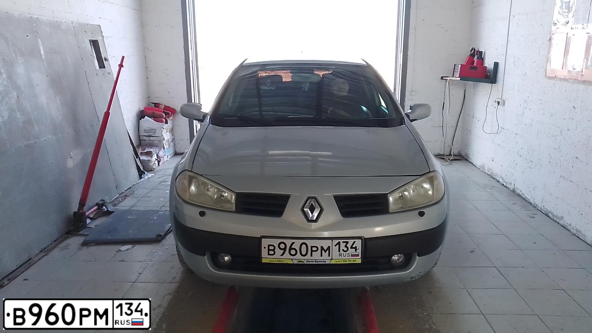 Фото автомобиля RENAULT MEGANE, 2004 — госномер Е220ХХ34. Цвет: Светло-Серо-Голубой
