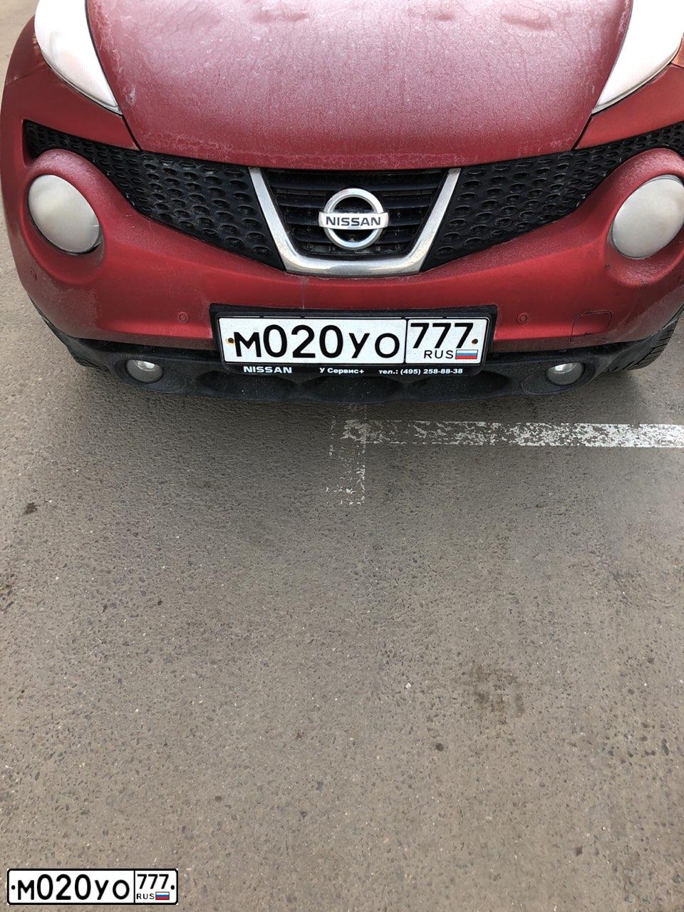Фото автомобиля NISSAN JUKE, 2014 — госномер М020УО777. Цвет: Красный