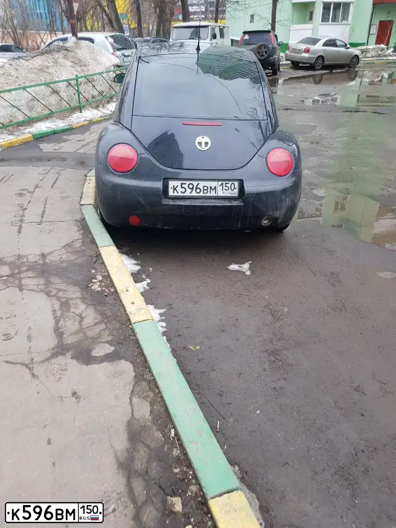 Фото автомобиля VOLKSWAGEN BEETLE, 2000 — госномер К596ВМ150. Цвет: ЧЕРНЫЙ