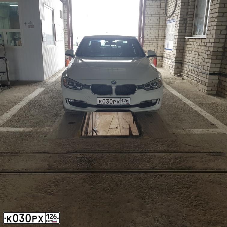 Фото автомобиля BMW SERIE 3, 2012 — госномер У606УУ77. Цвет: Белый