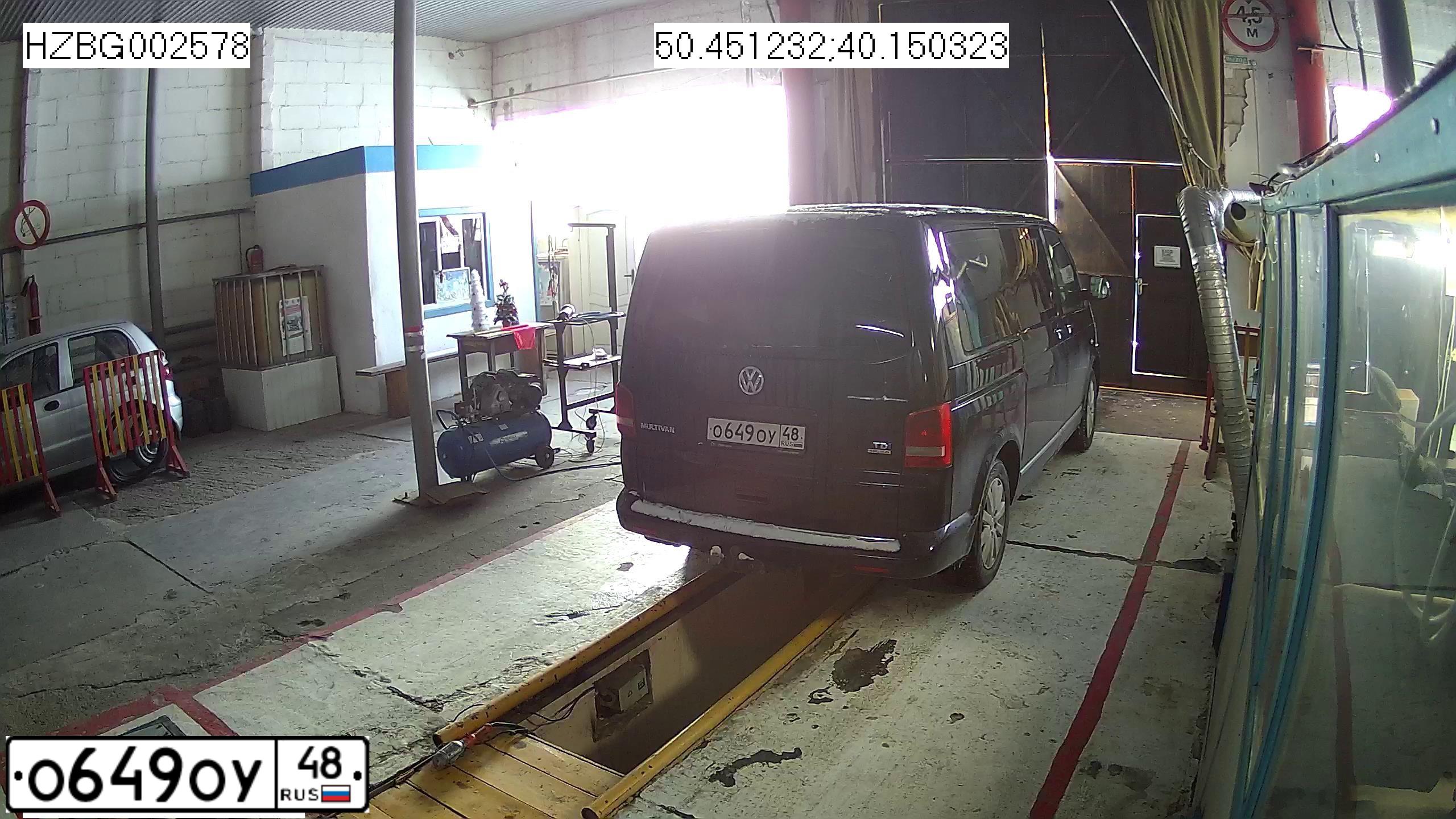 Фото автомобиля VOLKSWAGEN MULTIVAN, 2010 — госномер О068МА136. Цвет: ЧЕРНЫЙ