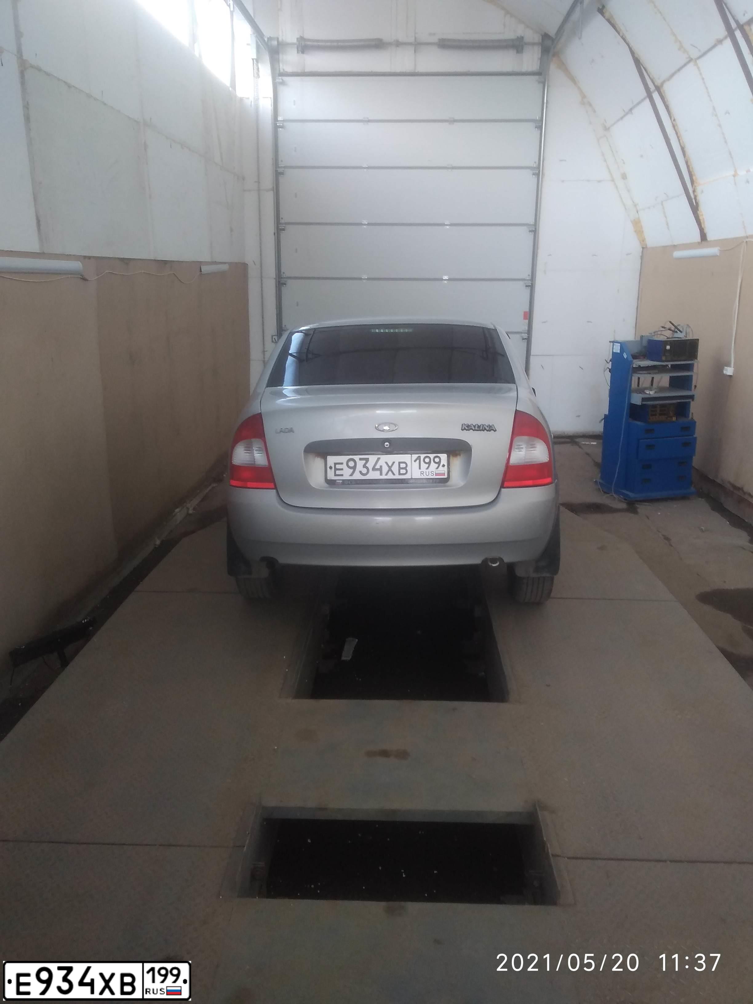 Фото автомобиля LADA 1118 KALINA, 2010 — госномер Е934ХВ199. Цвет: Серебристый