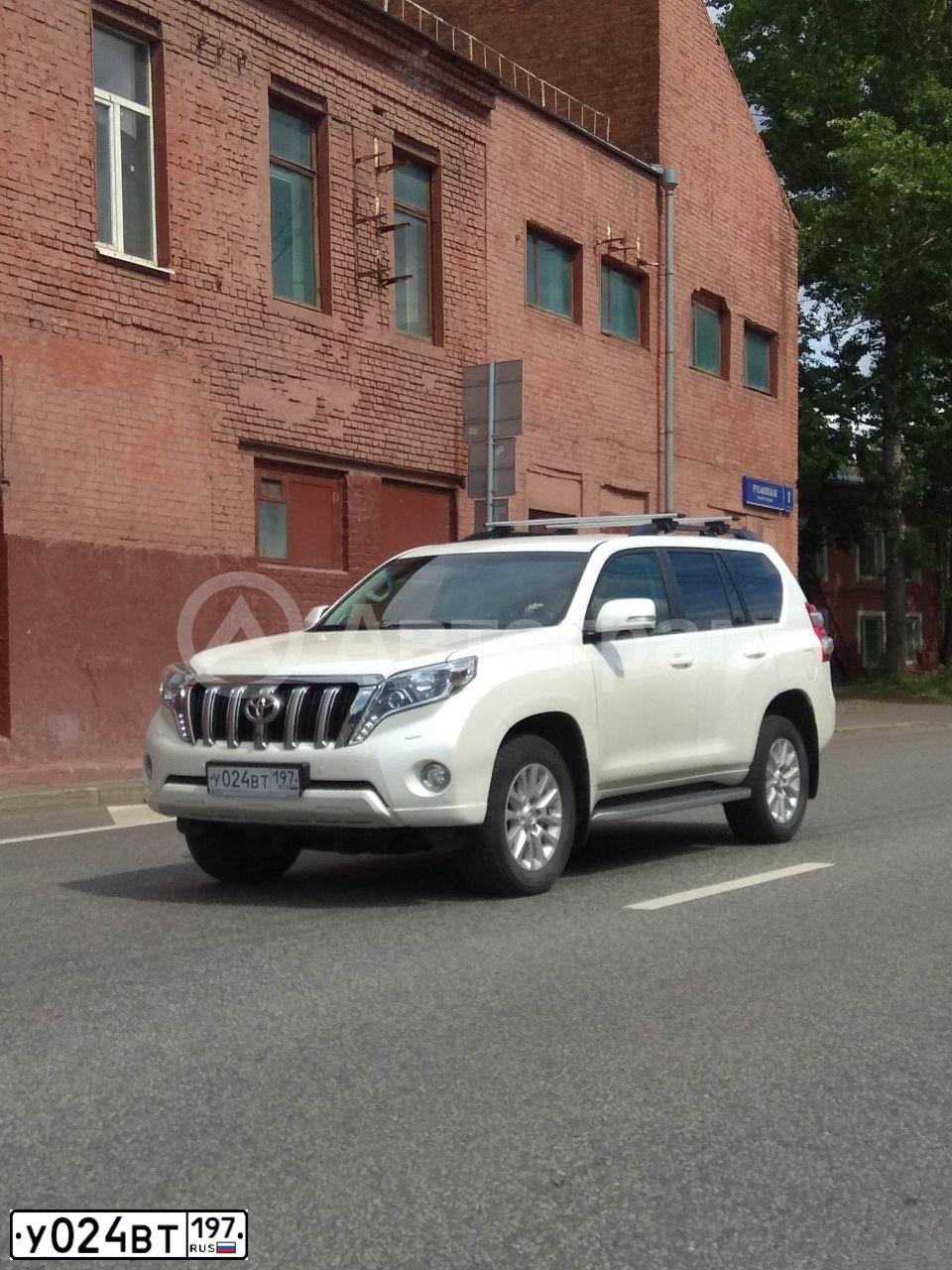 Фото автомобиля TOYOTA HIGHLANDER, 2010 — госномер У024ВТ197. Цвет: Серебристый