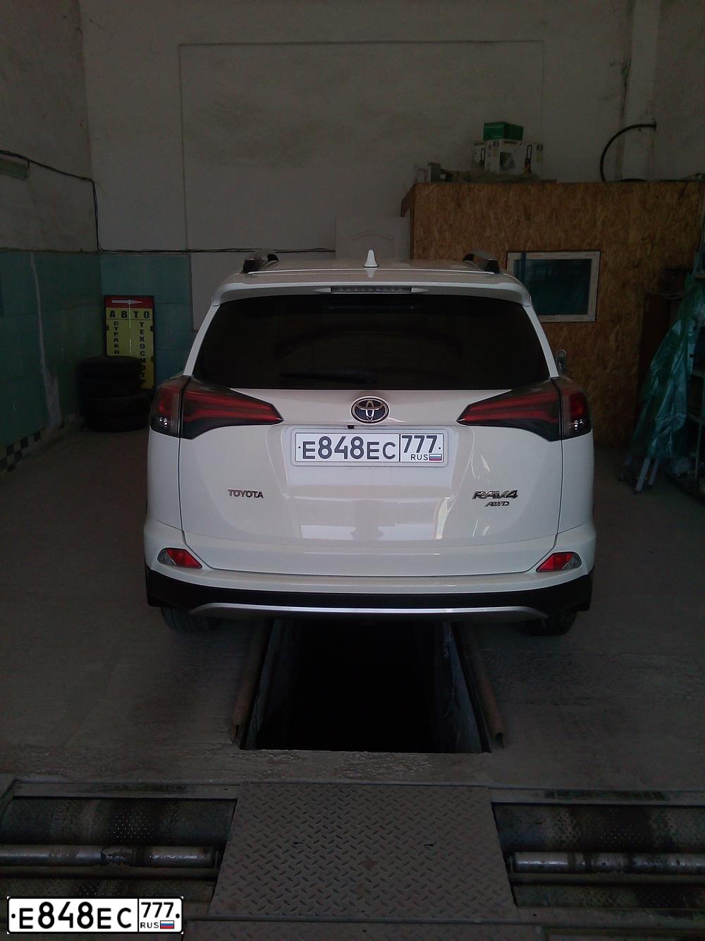 Фото автомобиля TOYOTA RAV4, 2016 — госномер Е848ЕС777. Цвет: БЕЛЫЙ