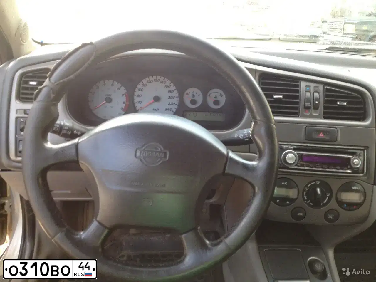 Фото автомобиля NISSAN PRIMERA, 1999 — госномер О310ВО44. Цвет: Серебристый