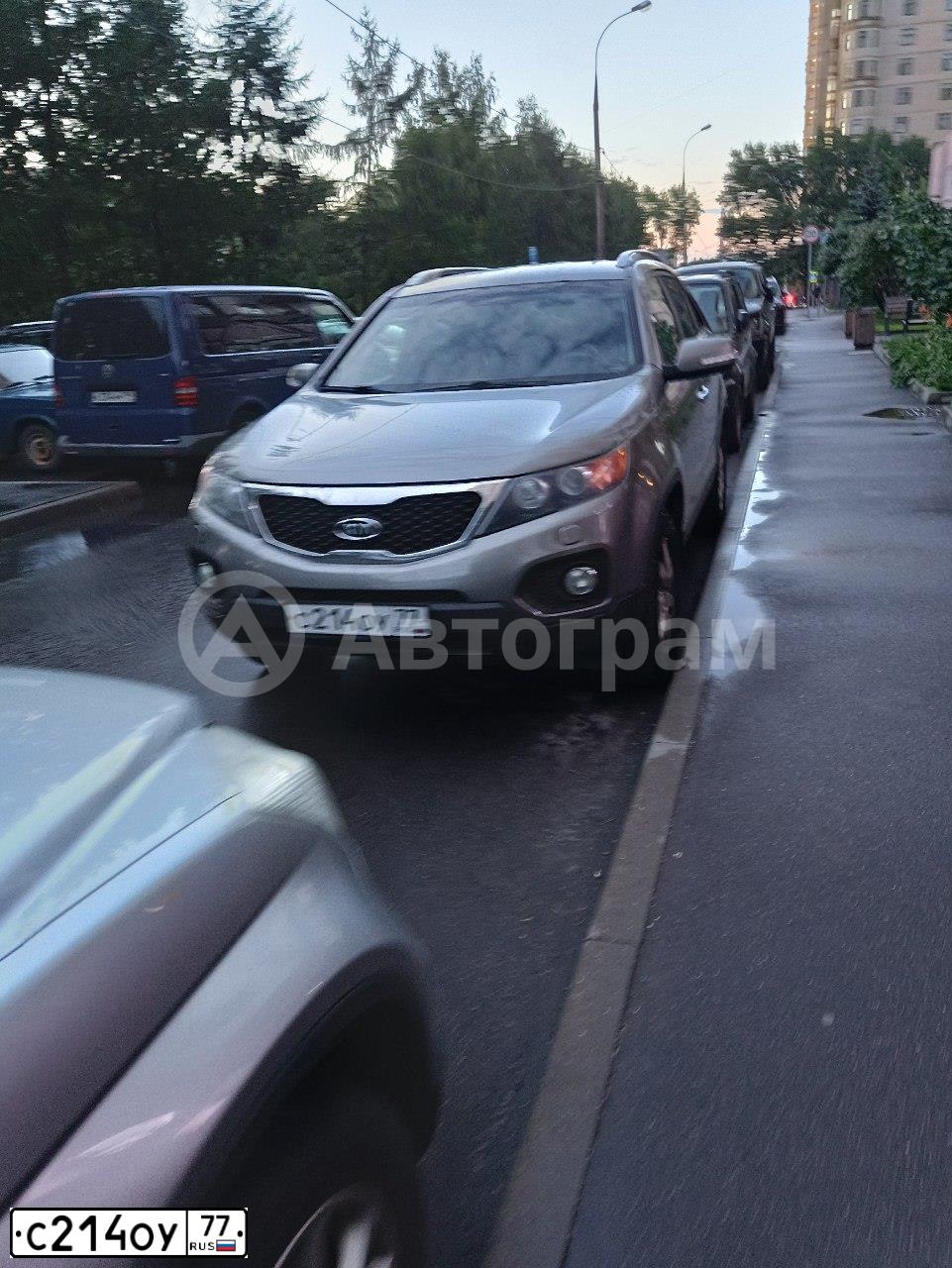 Фото автомобиля KIA SORENTO, 2010 — госномер С214ОУ77. Цвет: СЕРЫЙ