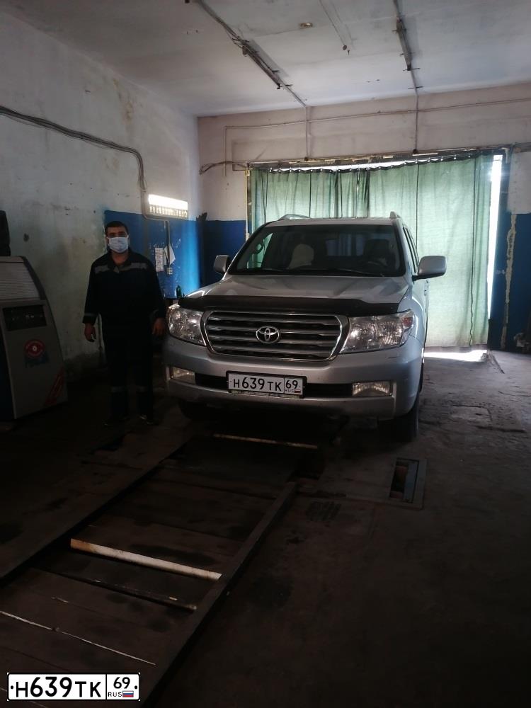 Фото автомобиля TOYOTA LANDCRUISER 200, 2011 — госномер Н639ТК69. Цвет: СЕРЕБРИСТЫЙ
