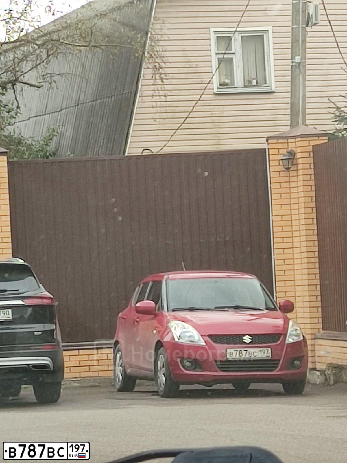 Фото автомобиля SUZUKI SWIFT, 2011 — госномер В787ВС197. Цвет: КРАСНЫЙ