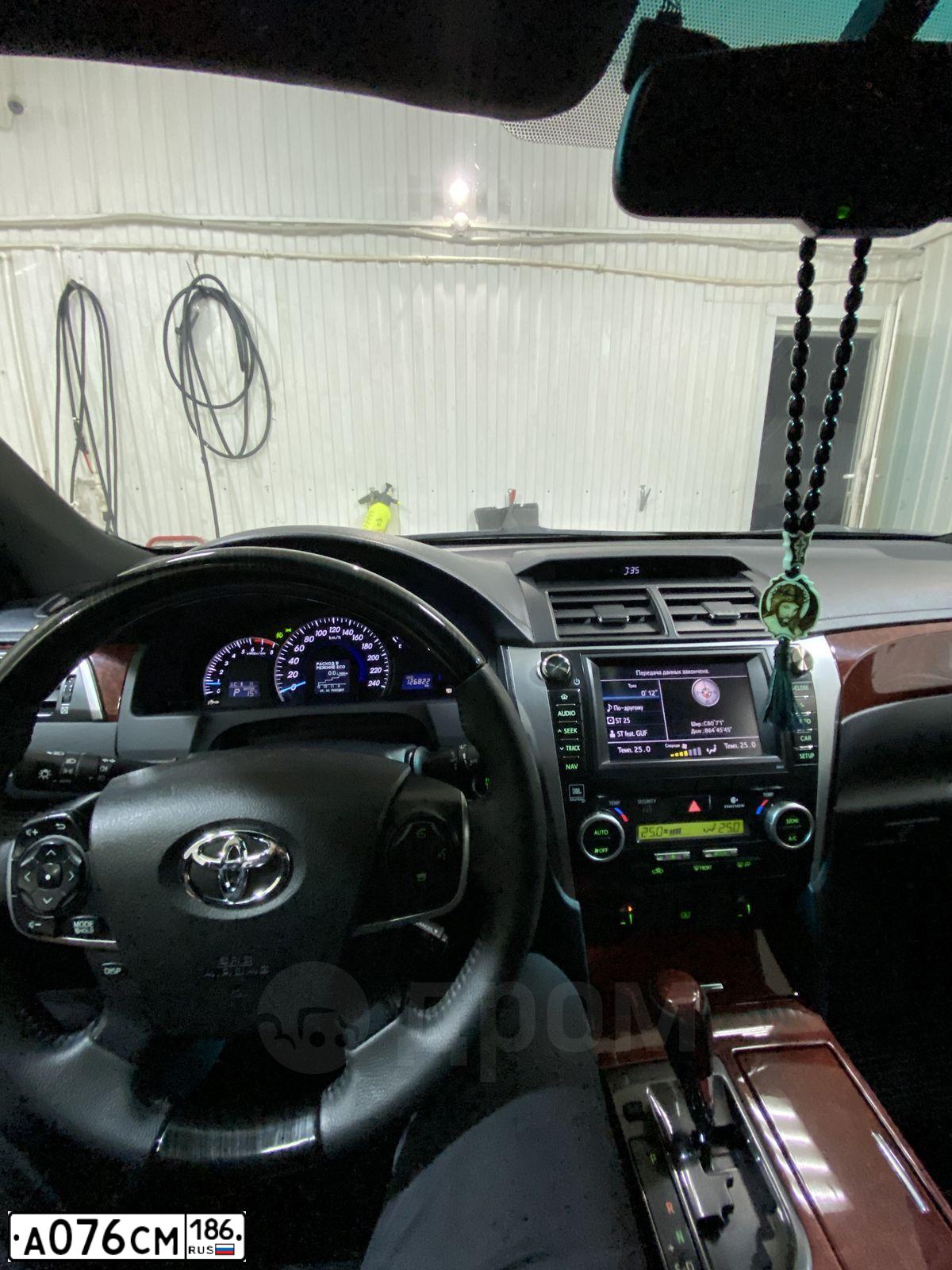 Фото автомобиля TOYOTA CAMRY, 2013 — госномер Е974ТР186. Цвет: СЕРЕБРИСТО-ЧЕРНЫЙ