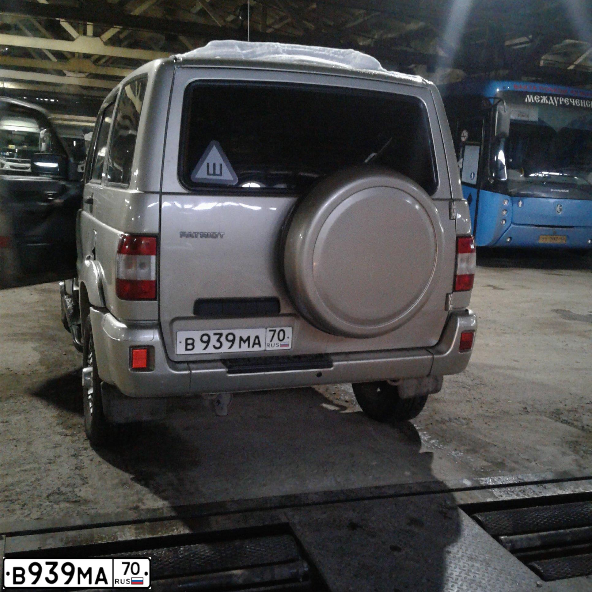 Фото автомобиля UAZ 3163 PATRIOT, 2010 — госномер В939МА70. Цвет: СЕРЕБРИСТО-ЖЕЛТЫЙ