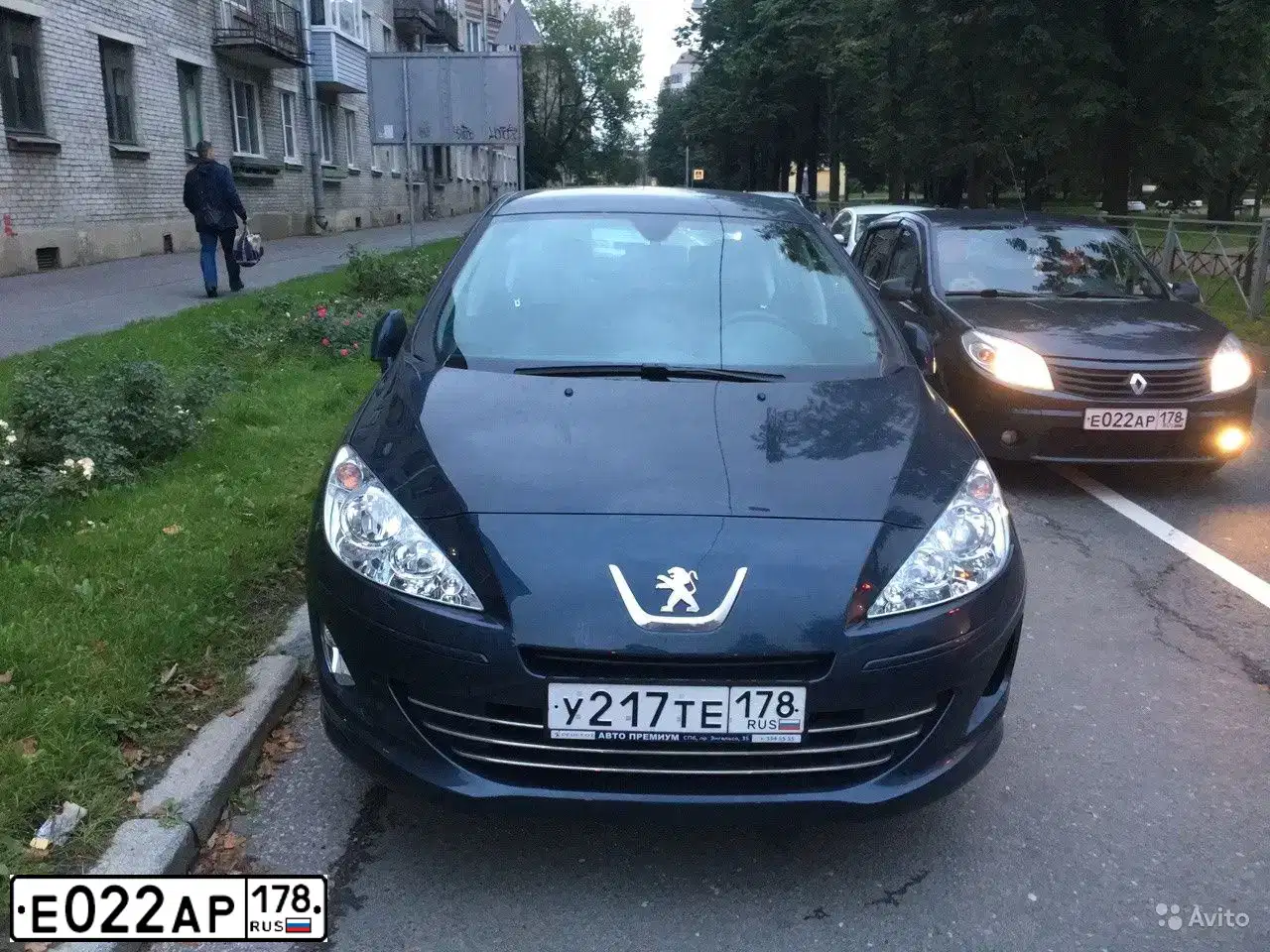 Фото автомобиля RENAULT SANDERO, 2010 — госномер Е022АР178. Цвет: ТЕМНО-СЕРЫЙ