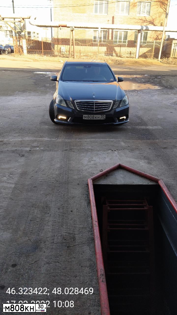 Фото автомобиля MERCEDES E-KLASSE, 2010 — госномер О099НМ30. Цвет: СЕРЫЙ