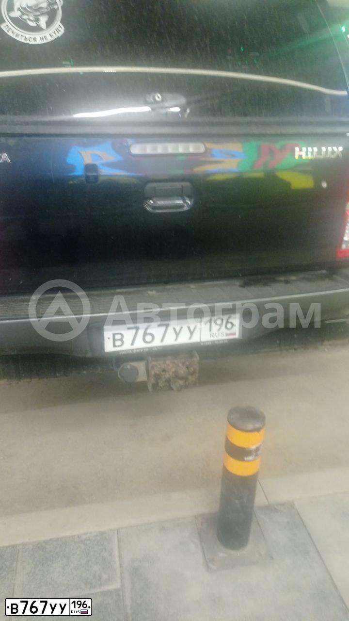 Фото автомобиля TOYOTA HILUX, 2015 — госномер В767УУ196. Цвет: ТЕМНО-СЕРЫЙ