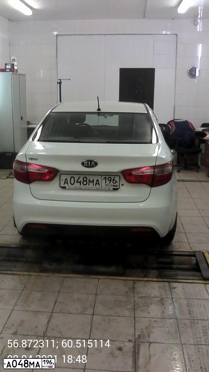 Фото автомобиля KIA RIO, 2014 — госномер А048МА196. Цвет: БЕЛЫЙ