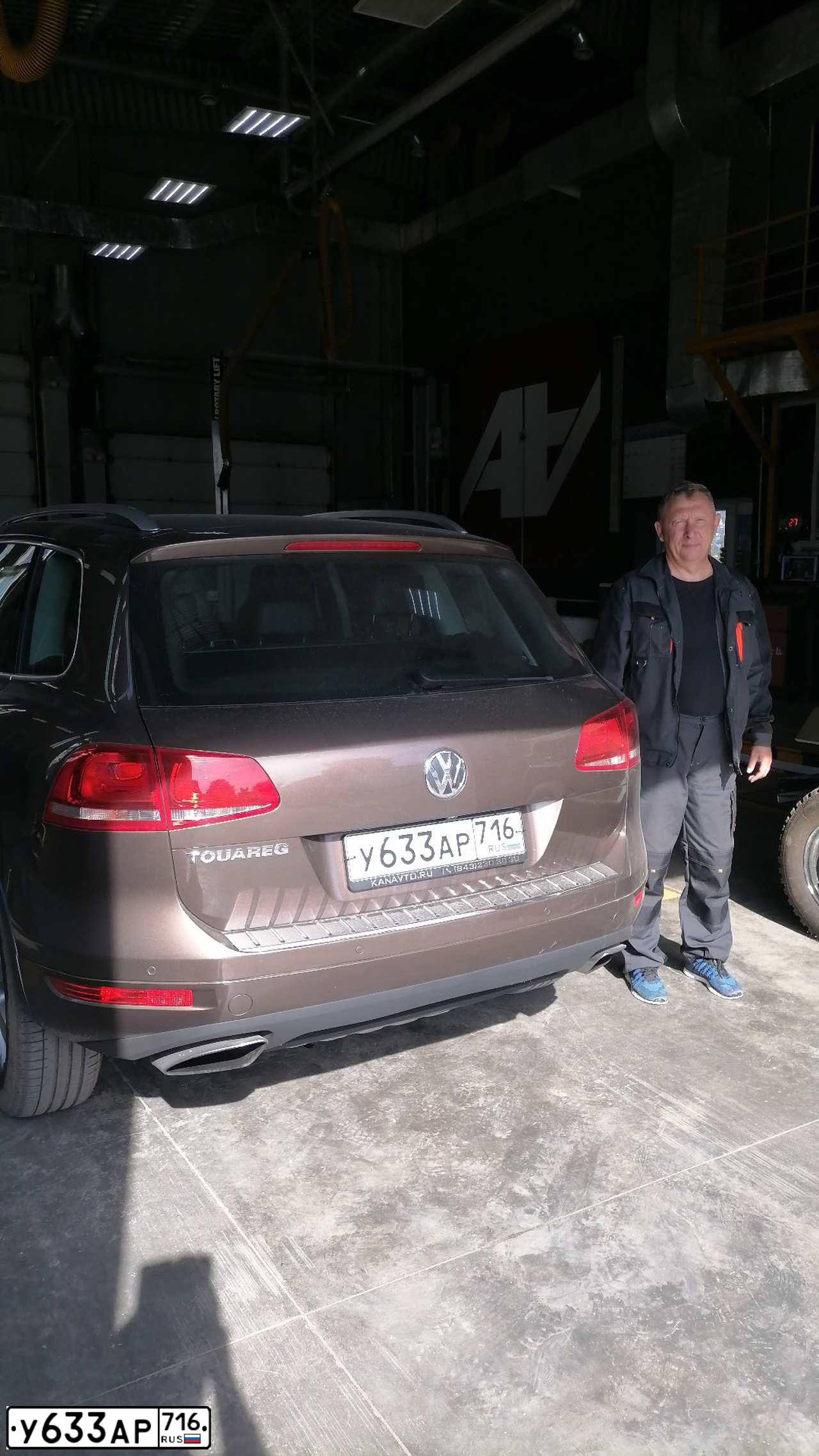Фото автомобиля VOLKSWAGEN TOUAREG, 2012 — госномер Р900АХ116. Цвет: КОРИЧНЕВЫЙ