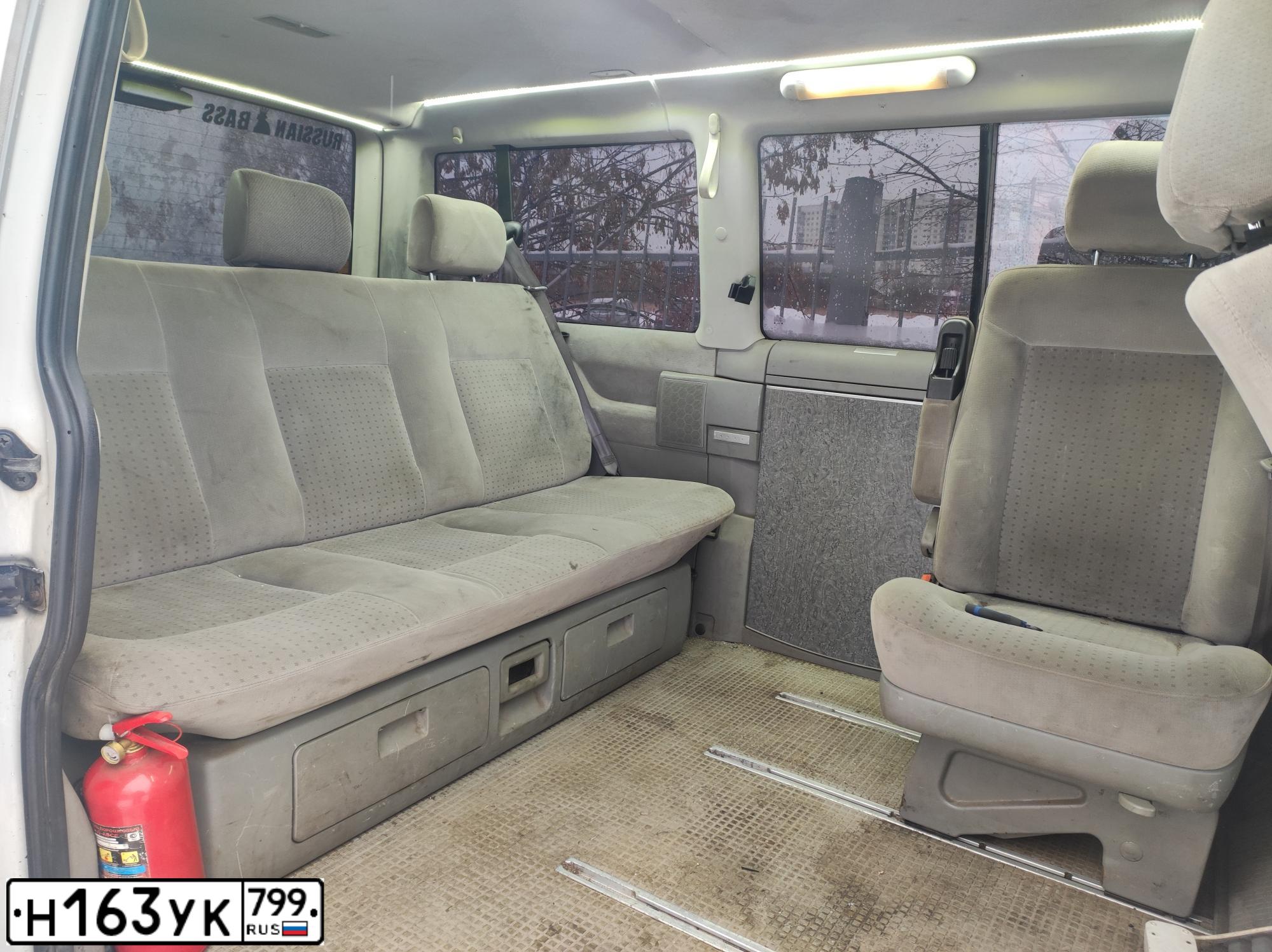 Фото автомобиля VOLKSWAGEN MULTIVAN, 1999 — госномер О601НВ178. Цвет: Белый