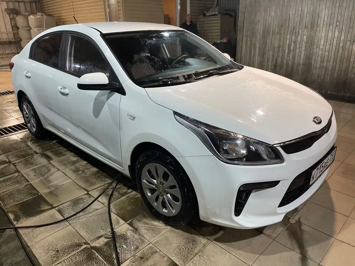 Фото автомобиля KIA RIO, 2018 — госномер Р116УС05. Цвет: Белый