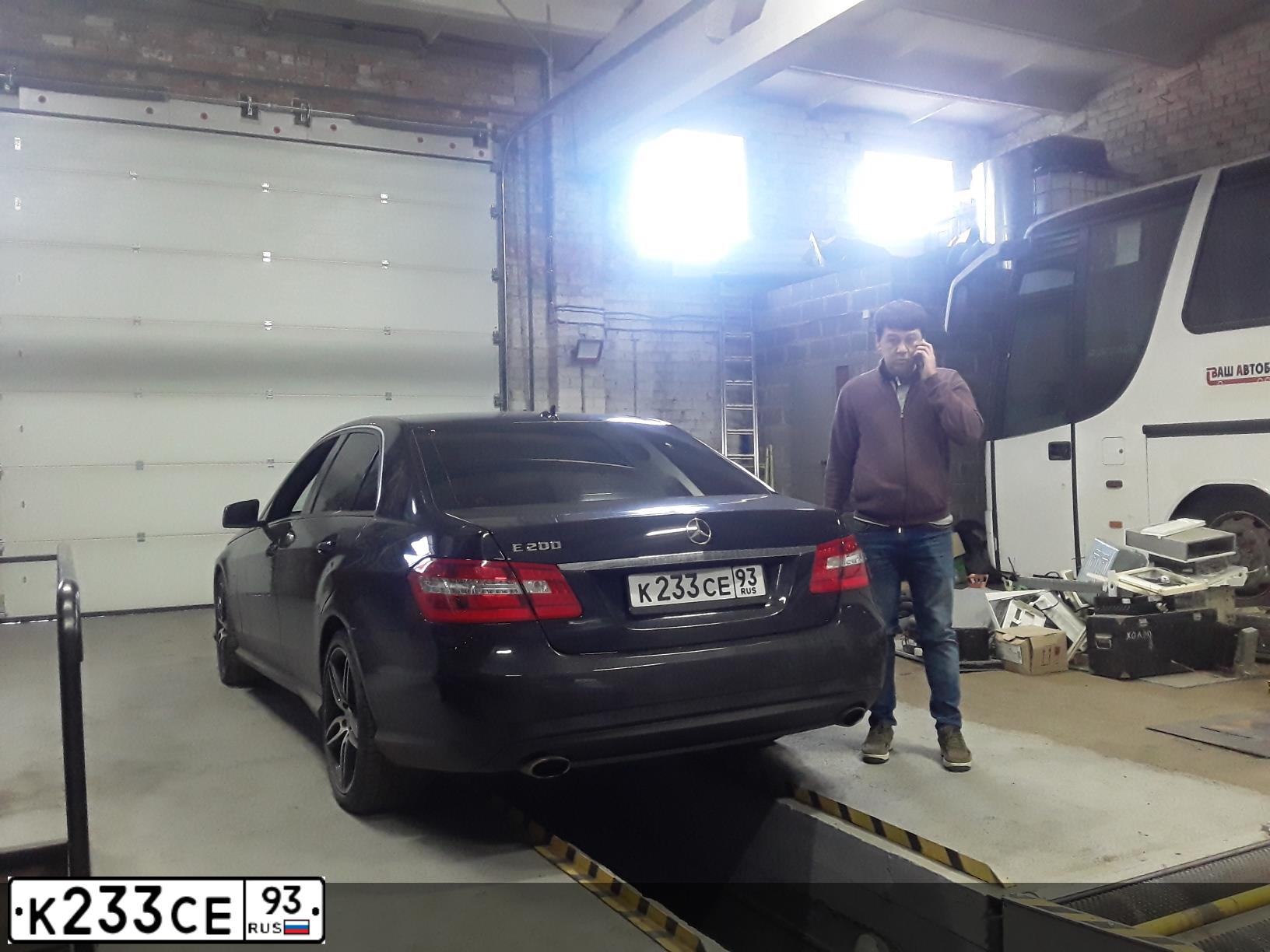 Фото автомобиля MERCEDES E-KLASSE, 2009 — госномер К233СЕ93. Цвет: ЧЕРНЫЙ