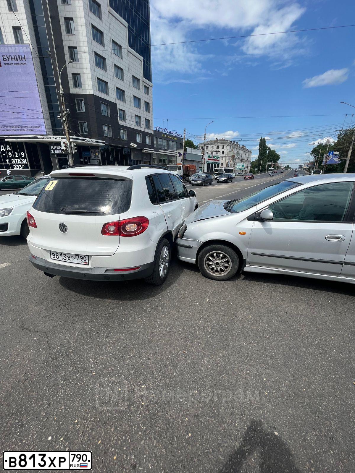 Фото автомобиля VOLKSWAGEN TIGUAN, 2010 — госномер В813ХР790. Цвет: Белый