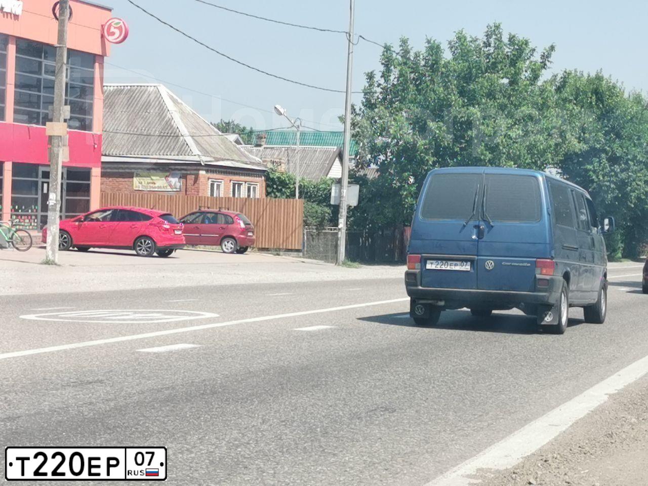 Фото автомобиля VOLKSWAGEN CARAVELLE, 1996 — госномер С605УН77. Цвет: синий