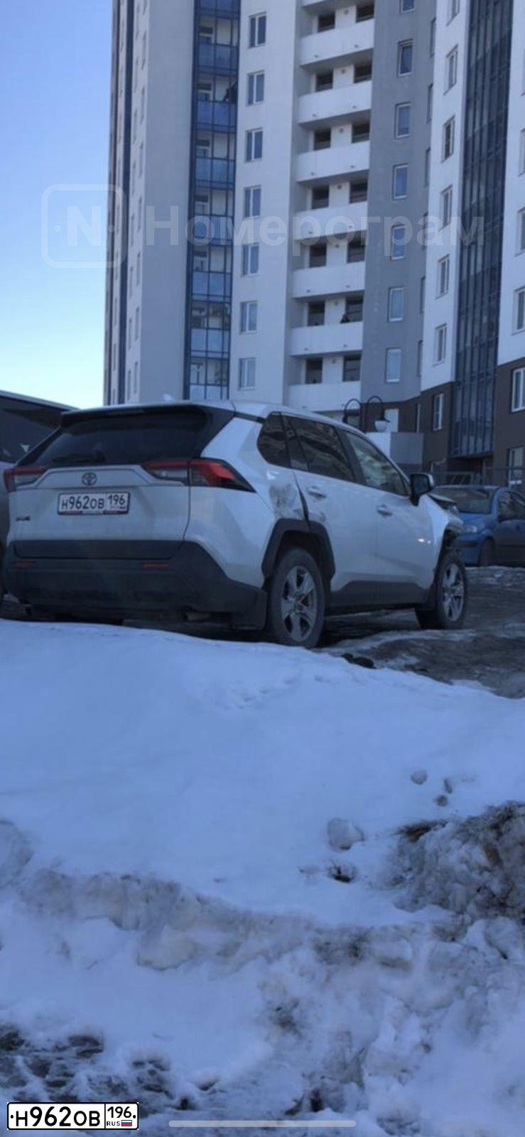 Фото автомобиля TOYOTA RAV4, 2020 — госномер Н962ОВ196. Цвет: Белый