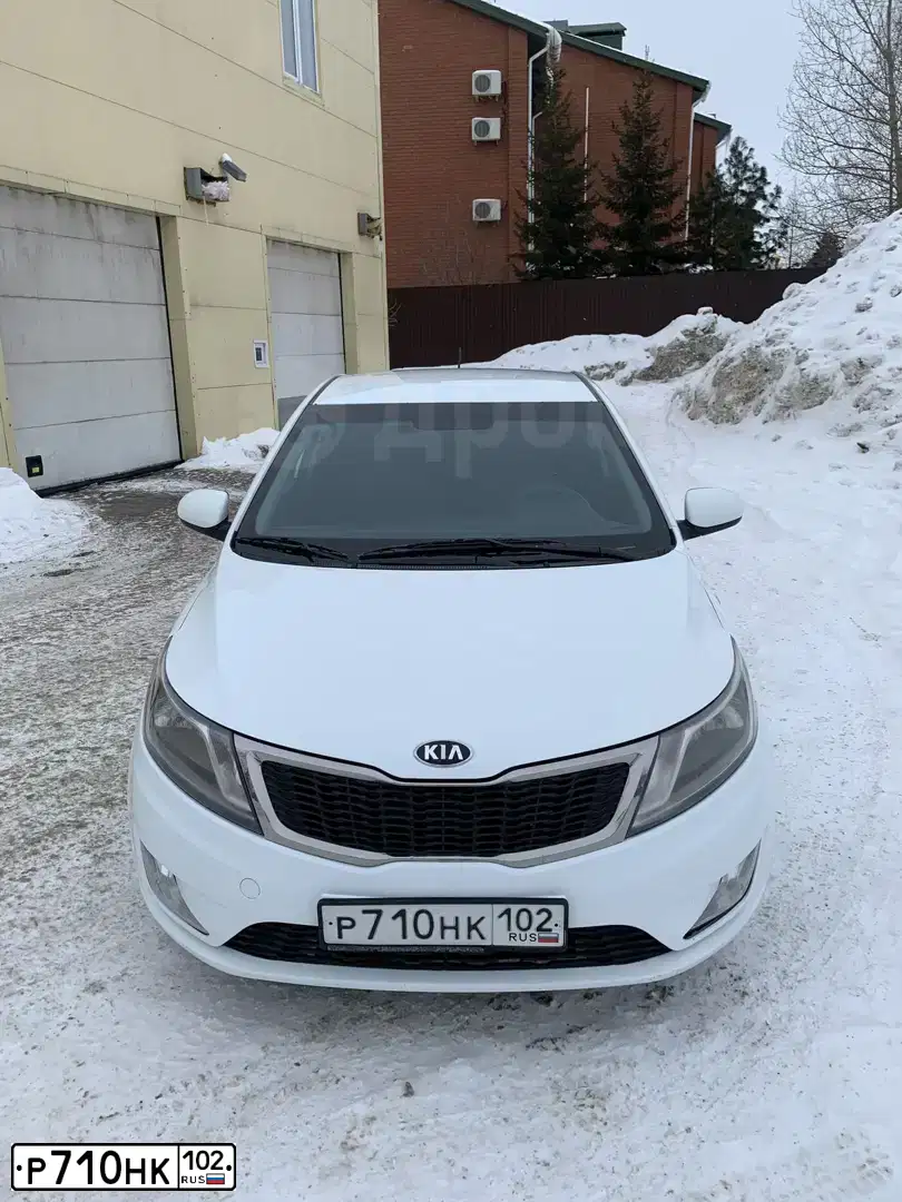 Фото автомобиля KIA RIO, 2013 — госномер В877НН186. Цвет: Белый