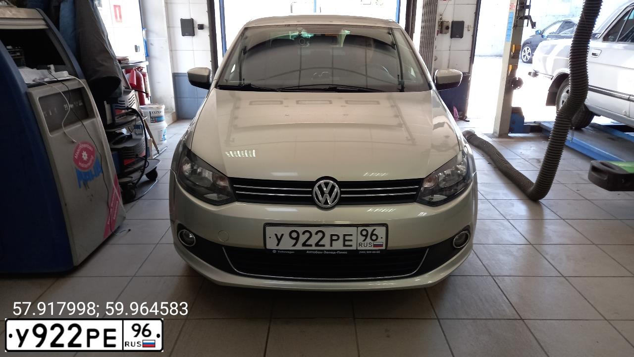 Фото автомобиля VOLKSWAGEN POLO, 2013 — госномер У922РЕ96. Цвет: Серебристо-Желтый