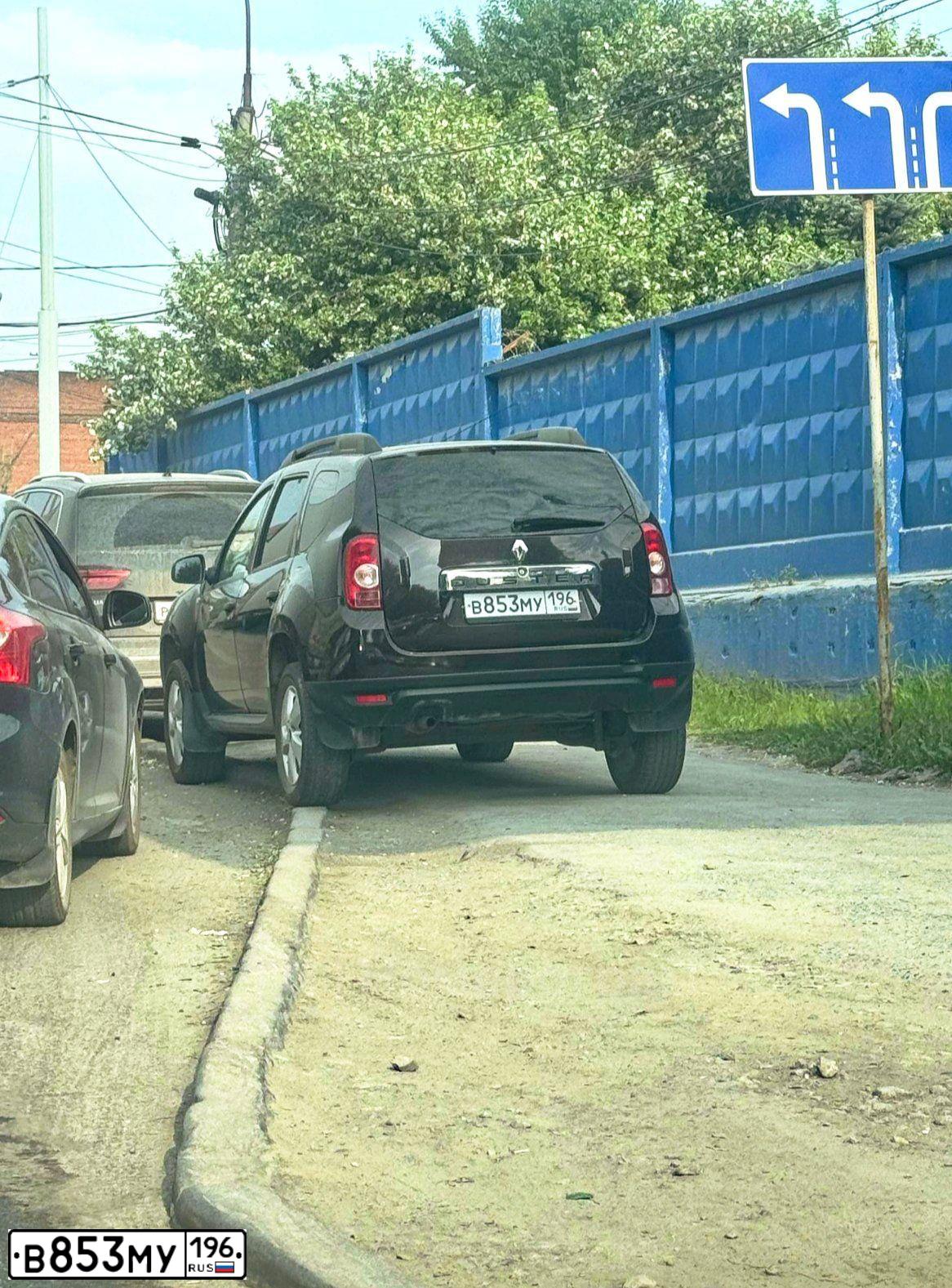 Фото автомобиля RENAULT DUSTER, 2014 — госномер В853МУ196. Цвет: ТЕМНО-КОРИЧНЕВЫЙ