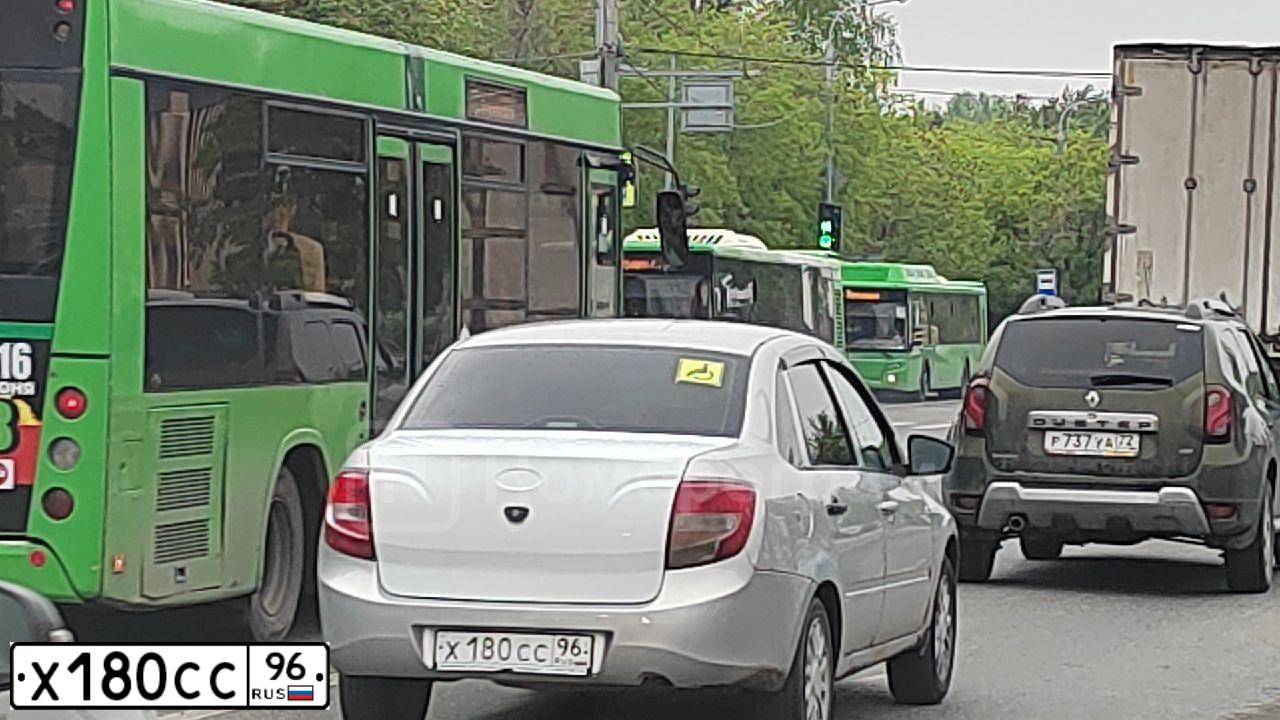 Фото автомобиля LADA 2190 GRANTA, 2012 — госномер Х180СС96. Цвет: Серый