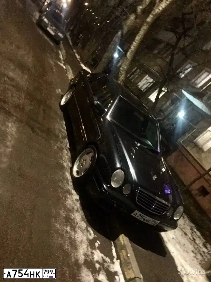 Фото автомобиля MERCEDES E-KLASSE, 1999 — госномер А754НК799. Цвет: синий
