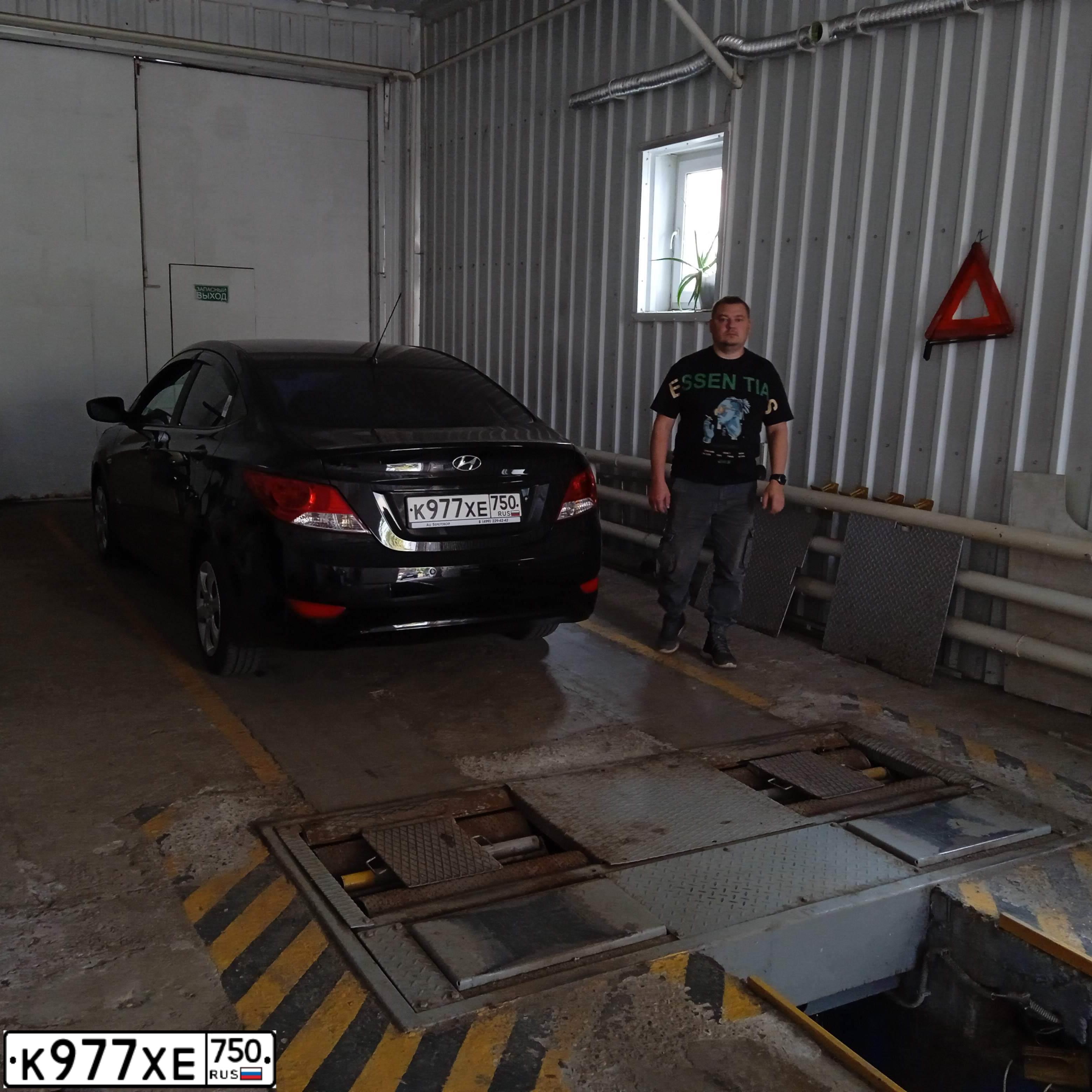 Фото автомобиля HYUNDAI SOLARIS, 2011 — госномер К977ХЕ750. Цвет: ЧЕРНЫЙ