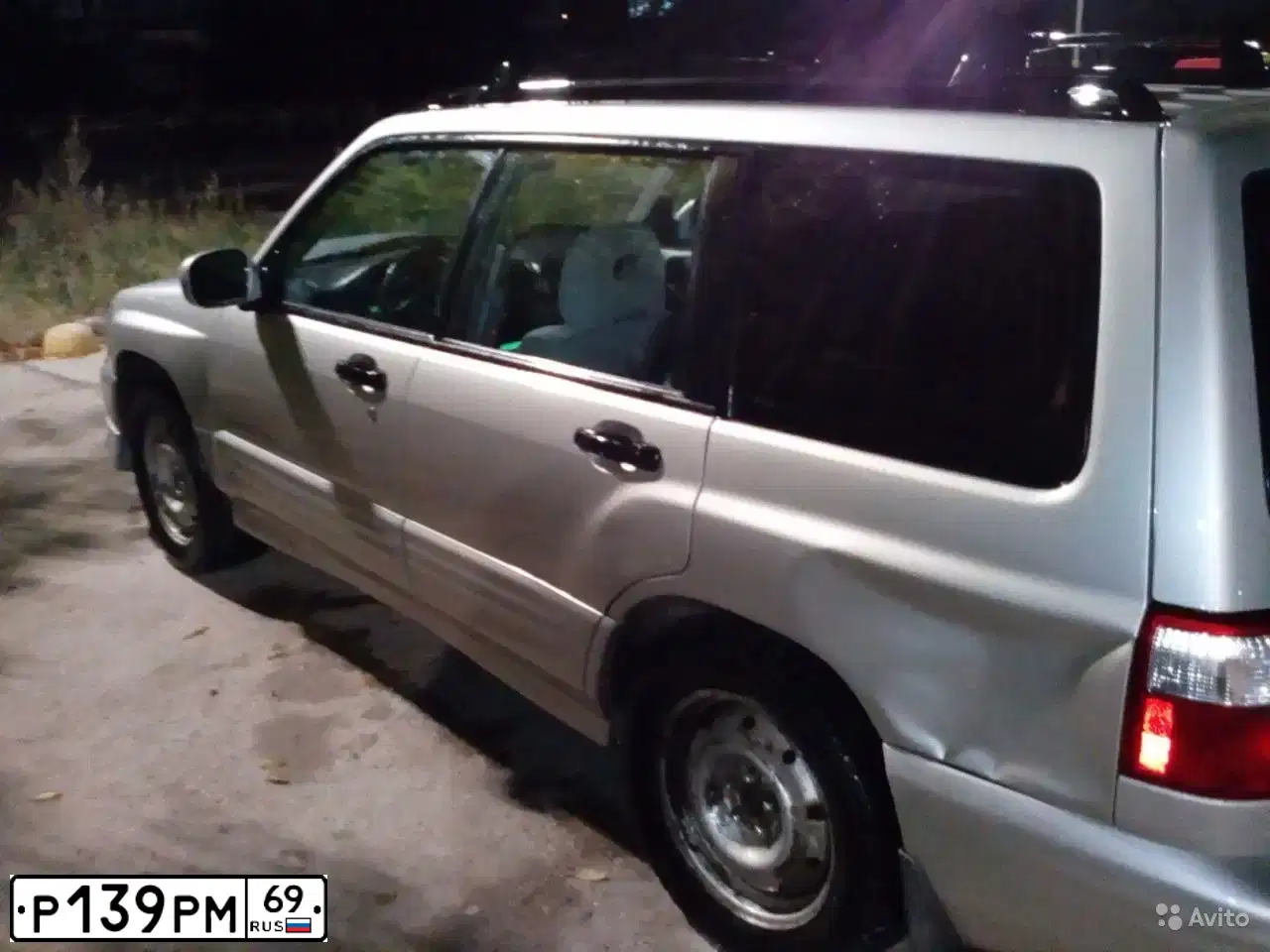 Фото автомобиля SUBARU FORESTER, 2000 — госномер К489АУ150. Цвет: Серебристый