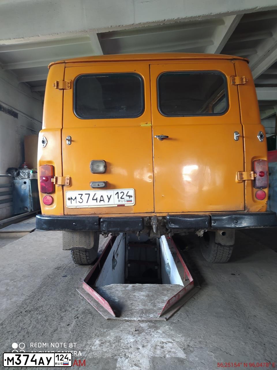 Фото автомобиля UAZ 2206, 1994 — госномер М374АУ124. Цвет: ОРАНЖЕВЫЙ