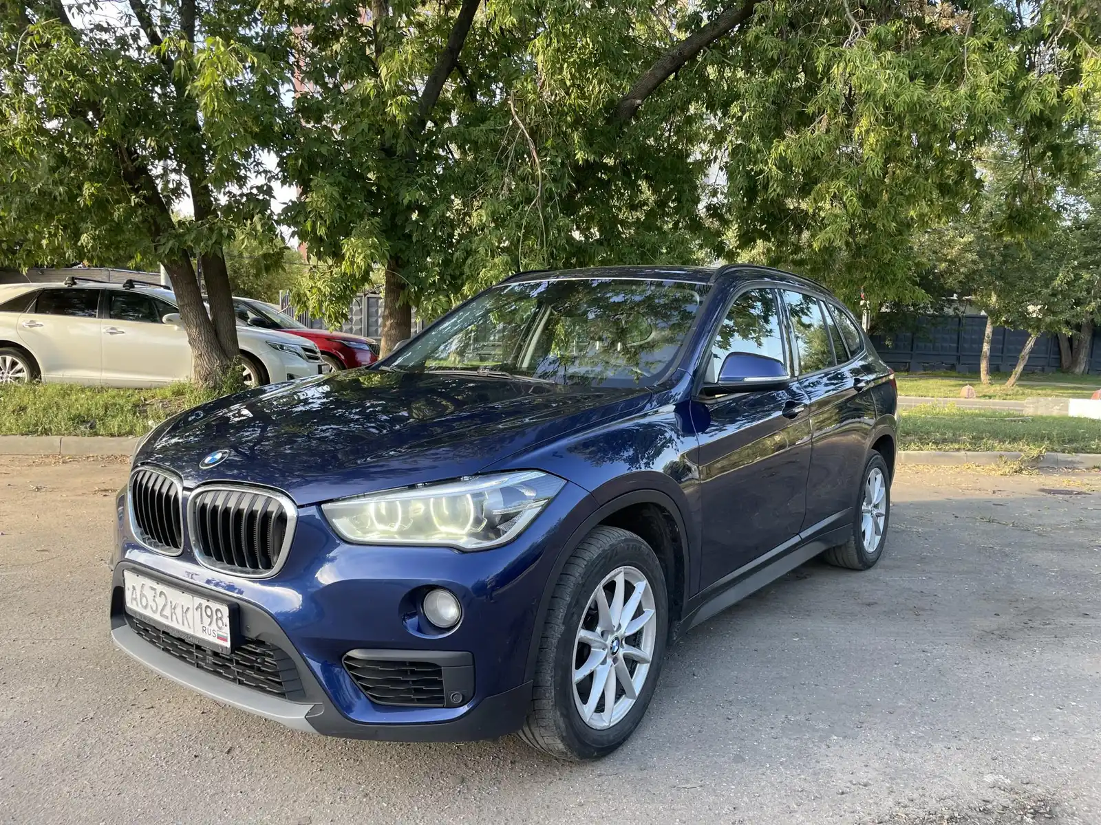 Фото автомобиля BMW X1, 2017 — госномер А632КК198. Цвет: синий