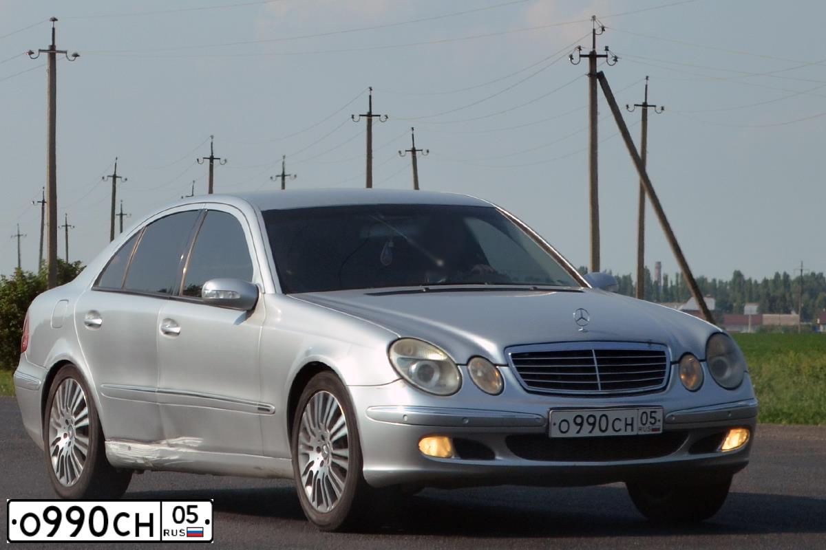 Фото автомобиля MERCEDES E-KLASSE, 2004 — госномер О990СН05. Цвет: БЕЛЫЙ (СЕРЕБРИСТЫЙ)