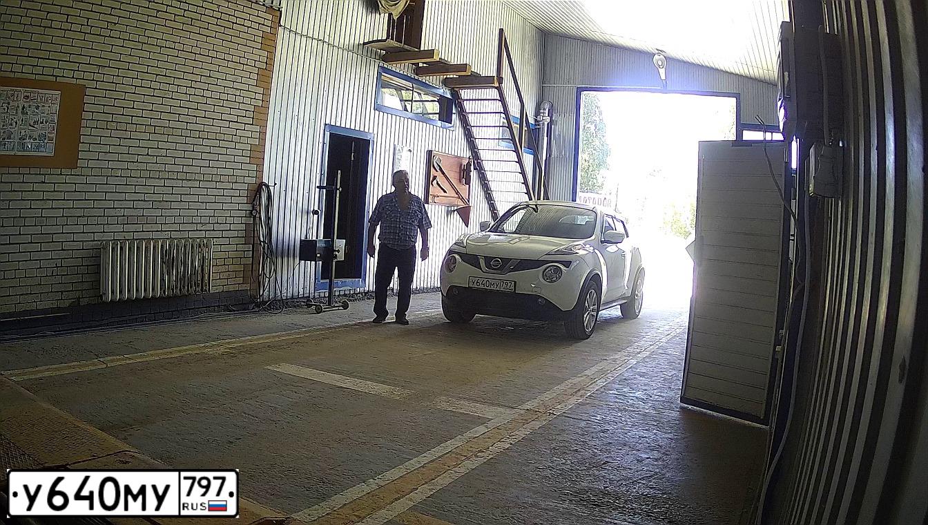 Фото автомобиля NISSAN JUKE, 2014 — госномер У640МУ797. Цвет: Белый