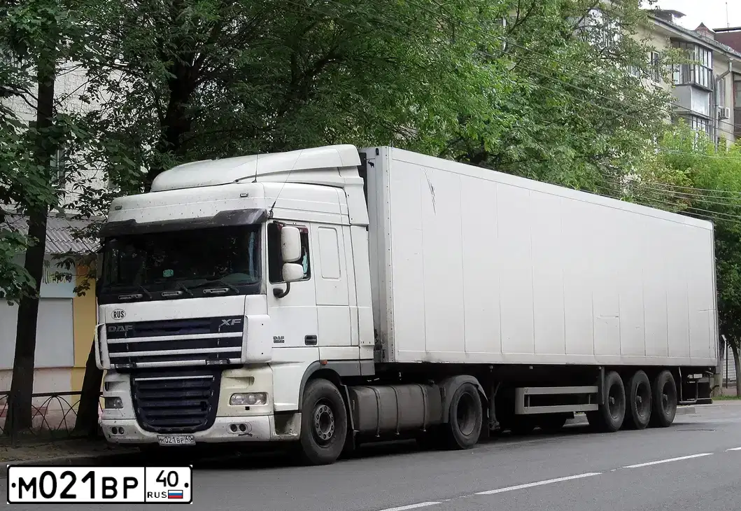 Фото автомобиля DAF XF 105 FT /4X2/, 2009 — госномер С629НН05. Цвет: Белый