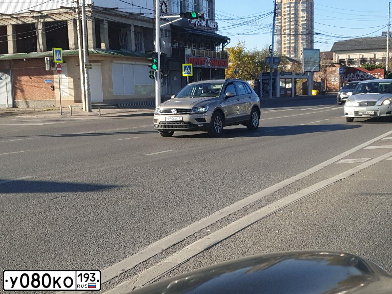 Фото автомобиля VOLKSWAGEN TIGUAN, 2020 — госномер У080КО193. Цвет: Коричневый