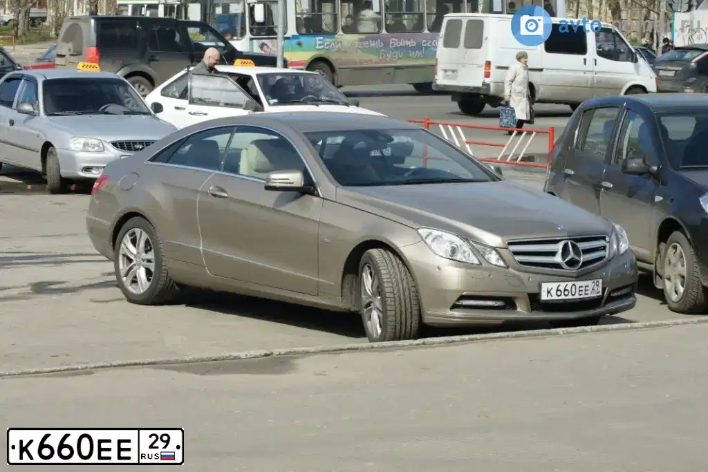 Фото автомобиля MERCEDES E-KLASSE, 2011 — госномер К660ЕЕ29. Цвет: БЕЖЕВЫЙ