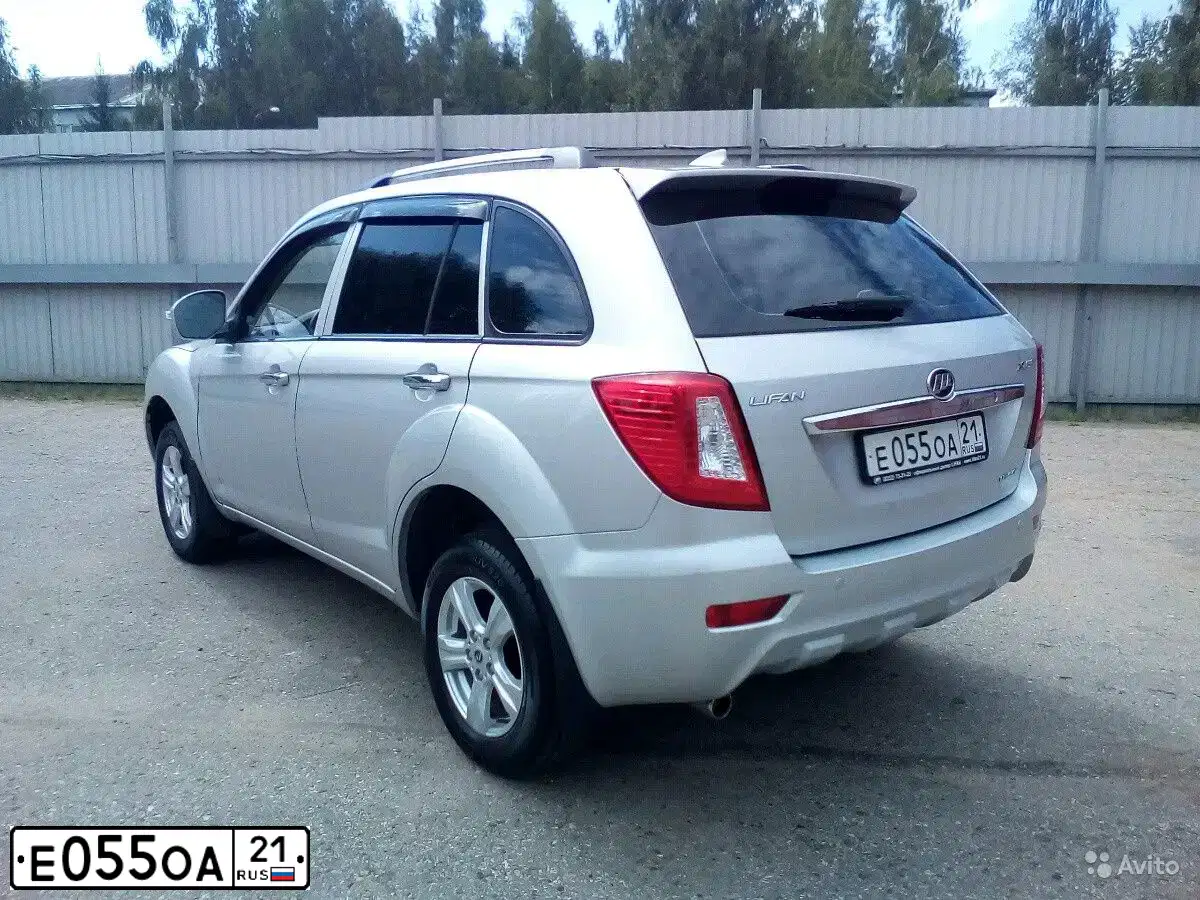 Фото автомобиля LIFAN X 60, 2015 — госномер Е055ОА21. Цвет: СЕРЕБРО