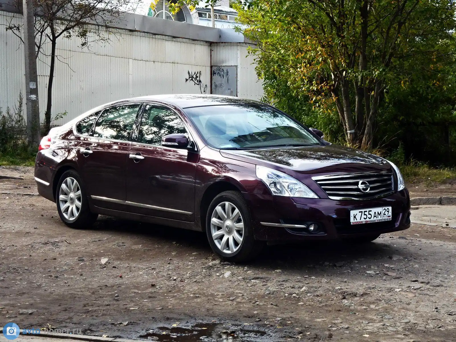 Фото автомобиля NISSAN TEANA, 2010 — госномер В094КЕ164. Цвет: ТЕМНО-БОРДОВЫЙ