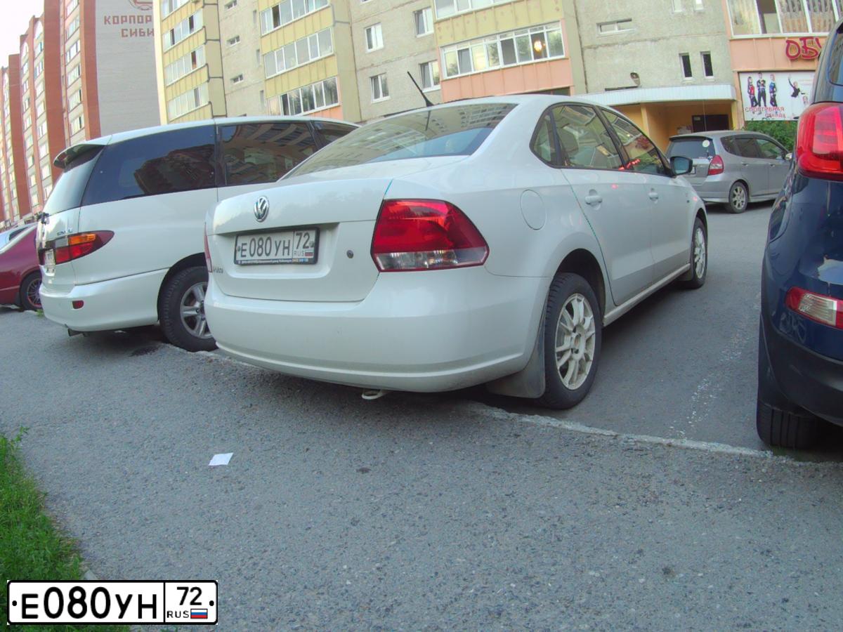 Фото автомобиля VOLKSWAGEN POLO, 2013 — госномер Е080УН72. Цвет: БЕЛЫЙ