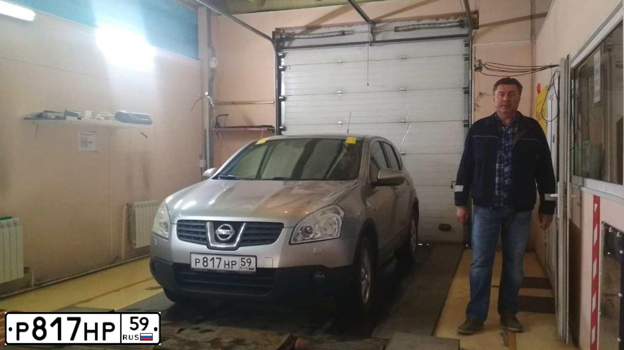 Фото автомобиля NISSAN QASHQAI, 2008 — госномер Р817НР59. Цвет: Серебристый