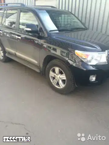 Фото автомобиля TOYOTA LANDCRUISER 200, 2012 — госномер У444ВХ50. Цвет: ЧЕРНЫЙ
