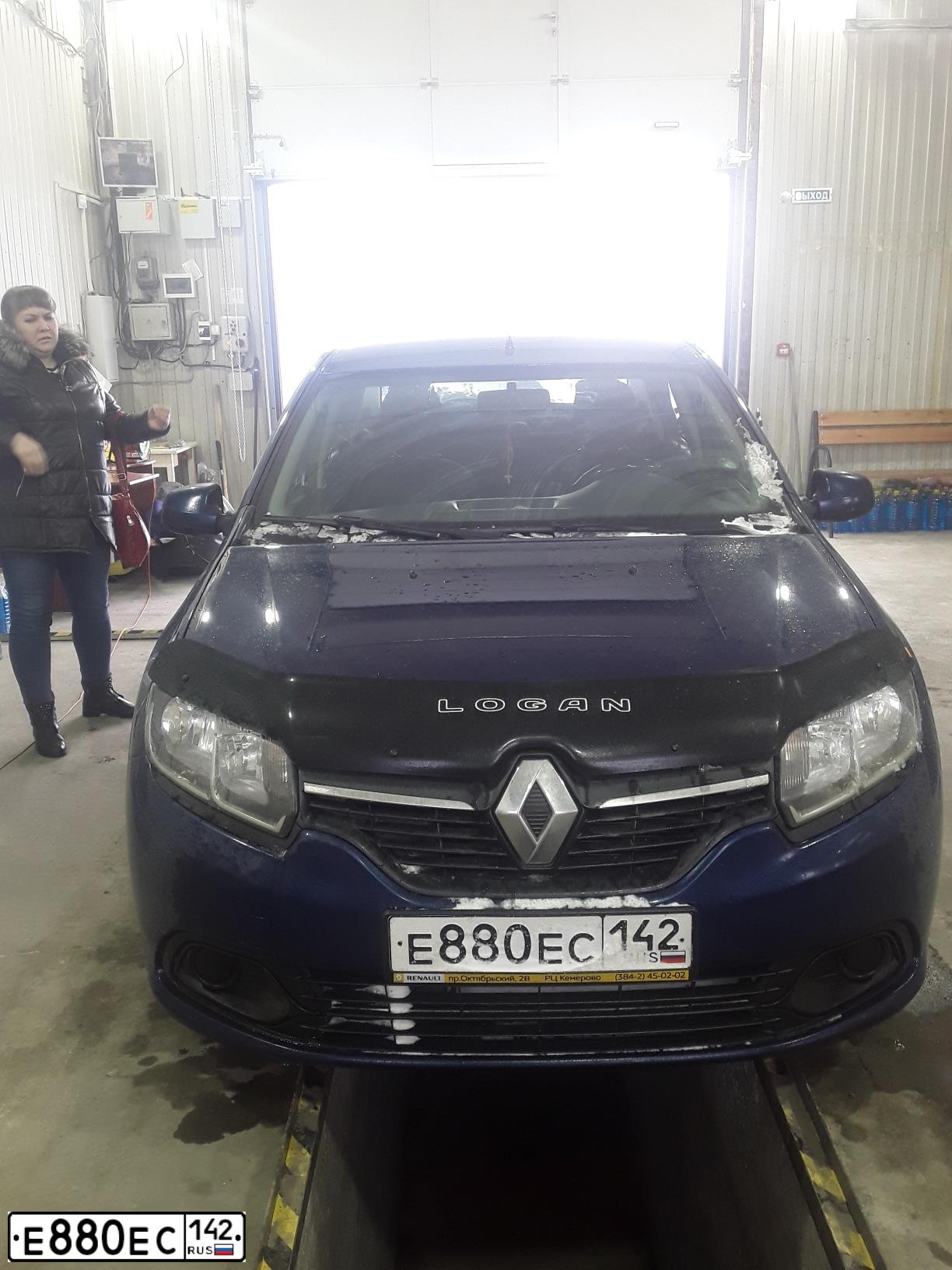 Фото автомобиля RENAULT LOGAN, 2017 — госномер Е880ЕС142. Цвет: синий