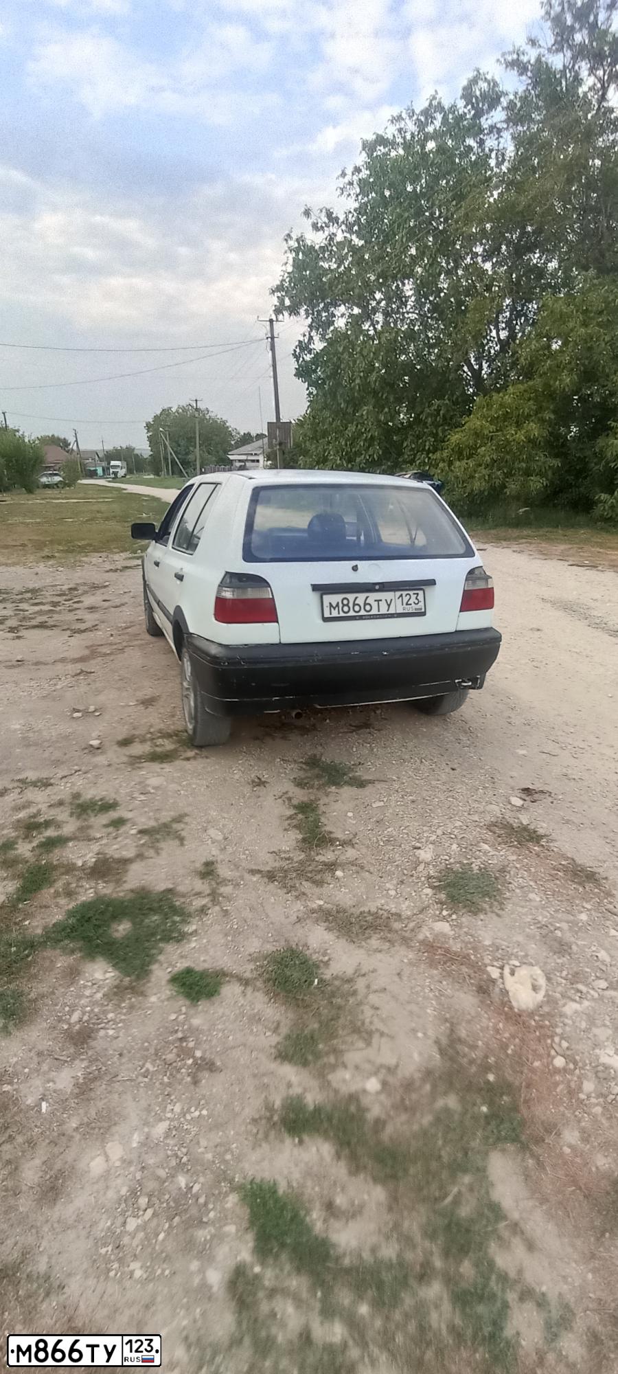 Фото автомобиля VOLKSWAGEN GOLF, 1994 — госномер О711ОС196. Цвет: Белый