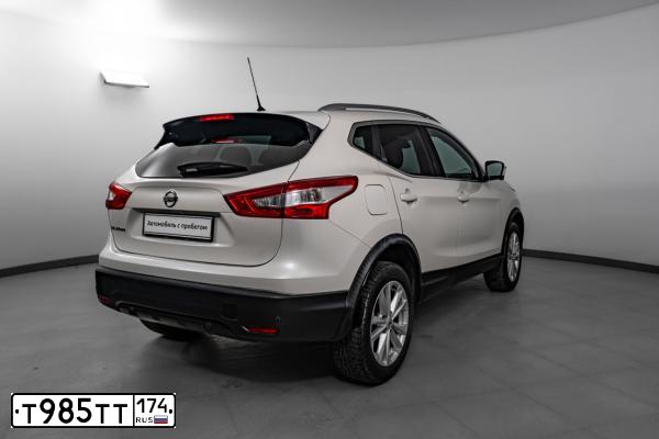 Фото автомобиля NISSAN QASHQAI, 2015 — госномер С204РХ89. Цвет: Белый