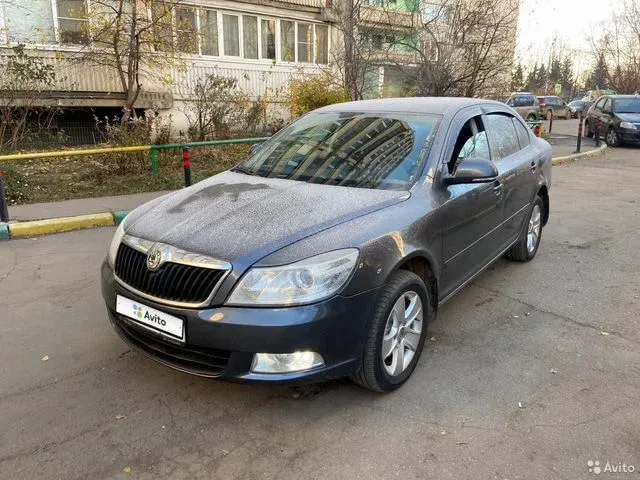 Фото автомобиля SKODA OCTAVIA, 2013 — госномер Е059РК186. Цвет: СЕРЫЙ